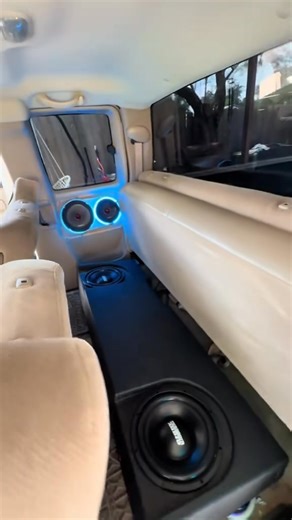 Flaco’s Dropped Extended Cab Sierra with a stunning 00-06 GMT800 pod setup on all 4 doors! He has our Dual 6.5” 4” pod in the fronts and our 8” 6.5” pod in the rear. All color matched and decked out with LED ring lights, Flaco went with DS18 to bring the sound out. Amazing install, Thank you for rocking with Custom Speaker Pods 🇺🇸 (@compastatik) - Why choose Custom Speaker Pods? 🤔 ✅ More Speaker mounting points ✅ Easy Install without Glue, Fiberglass or Bondo ✅ Pods always in stock with Multi