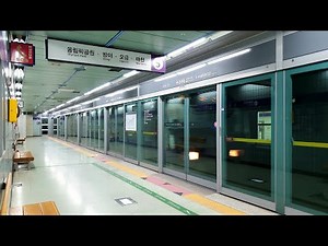 Seoul Subway Line 5 Train for Macheon Station approaching at Dunchon-dong Station