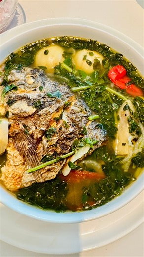 Romazava de poisson au brède morongo 🐟🌿 Un plat traditionnel malgache, sain et savoureux 😋 📌 Araho hatrany ny pejy Tsara Cuisine ho an’ny resaka sakafo matsiro isan’andro ! 🧑‍🍳🔥 #TsaraCuisine #Romazava #CuisineMalgache #PlatsTraditionnels #FoodLovers » | Tsara Cuisine