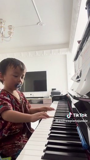 Baby Fur Elise | 小贝比的 “献给爱丽丝” According to the mother, the 2-year-old toddler heard the music, and tried to play it out on the piano. 根据其母亲说，这2岁娃娃很喜欢 ”献给爱丽丝“ 这首歌，他听了后试图在钢琴上弹奏。 #piano #钢琴 #furelise #cute #talentedkids #可爱 #小孩 #神童 #beethoven #贝多芬 #andrewpianojunkie #小安要弹琴 #小安要彈琴 #shorts #short #shortvideo #shortreels #shortfeed