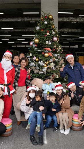 大田花き 公式 on Instagram: "🎄クリスマスツリーでつなぐ笑顔と想い🎄 12月初旬、オレゴンツリーを扱う輸入商社・株式会社ワイエムエス様が、グループ内の児童発達支援施設「チコボート ドス」の子どもたちと一緒に、オレゴンツリーのオーナメント飾り付けイベントを開催されました。 弊社もこの素敵な取り組みに、ささやかながら協力させていただきました🎁 子どもたちにとっては、初めて目にする大きなツリー👀 爽やかな香りやチクチクとした触り心地を感じながら、ツリーの上部はスタッフが、下部は子どもたちが思い思いに飾り付けを行いました🎄 笑顔あふれるひとときとなり、初めての試みながら、心温まるクリスマスイベントとなりました🎅 🌲使用したもみの木 アメリカ・オレゴン州産 8〜9フィート（約270cm） #アメリカオレゴン州 #クリスマス #クリスマスツリー #もみの木 #社会貢献活動 #ワイエムエス #児童発達支援 #チコボート #大田花き"
