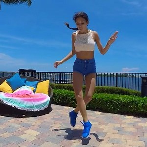 This Girl knows how to dance!!󾔗󾓍󾆶󾓶⚠️󾠔󾌰󾠡󾁇!!WE ❤️ DANCE!!#dance #music #welovedance #cutting #cuttingshapes #footwork #ravedans #techhouse #housemusic #music #dj #party #ibiza #volatutto #techno #techminimalsound 󾭞󾓶󾓍󾌤 | TECH-MINIMAL SOUND