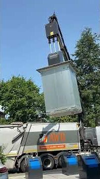 Müllabfuhr entleert unterirdische Container