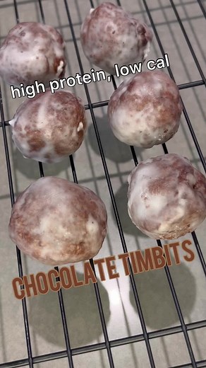 Just like every other Canadian, I’m a huge fan of Timbits, aka donut holes! Especially the chocolate glazed ones, they’re a classic 🍫 these ones have half the calories and more than triple the protein - give them a try ☺️ Nutrition (1 Timbit): 47 cals, 3.5P, 5C, 1.5F Ingredients (makes 6 Timbits): -30g all purpose flour -25g @pescience chocolate truffle protein (discount code FIT15) -8g unsweetened cocoa powder -15g light butter/margarine, melted -40g unsweetened applesauce -10g @lakanto Monkfr