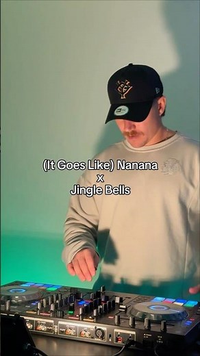 (It Goes Like) Jingle Bells Nanana 🎄 Christmas Mashup