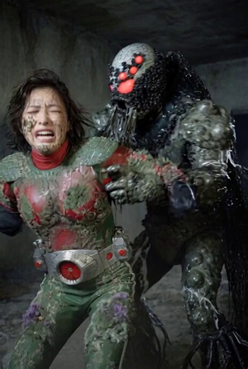 #昭和仮面ライダー女性化リョナ毒責め強化週間の短期集中掲載！スカイガールvsクロカビジン戦no.4傷だらけの身体に直接カビ毒を流しまれて、もはや抵抗する力も失ったスカイガール。口からも黒い毒素を注ぎ込まれて悶絶する。スカイガールに最後の時が迫る…