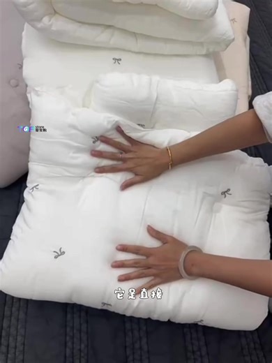 5-15/11 TGF韩国连线代购4.0🇰🇷 这个棉被也太舒服了啦🔥 轻轻一触，就是心动的柔软。 选用丝滑天丝面料，亲肤透气不过敏， 搭配精致立体刺绣蝴蝶结， 每一针一线都写满少女心与温柔气息。 盖上它，像被温柔包围。 睡眠，从此变得更轻、更软、更安心。 K416 刺绣蝴蝶结天丝棉被 S（160*200） RM265 Q（200*230） RM295 颜色：灰色 白色 肤色 SIZE：S、Q K416颜色SIZE ？ #TGFStore #韩国代购 #刺绣蝴蝶结天丝棉被 | Tammy on9 Store