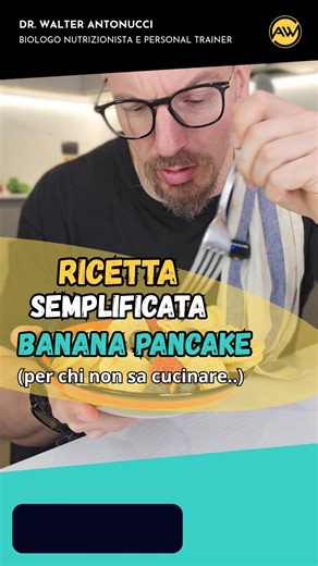 Banana pancake 🍌🔥 Hai solo 10 minuti? Ti fai una colazione (o merenda) che sembra un dolce, ma in realtà è super bilanciata. Ingredienti: – 200 g di albume – 1 uovo intero – 2 banane – 50 g di farina (normale o aromatizzata) – Mirtilli, lamponi o altra frutta a piacere Procedimento 👇 Taglia le banane a rondelle. In una ciotola unisci uovo, albume e farina, mescola fino a ottenere una pastella liscia e omogenea. Immergi una rondella di banana alla volta nel composto. Appoggiale in una padella 