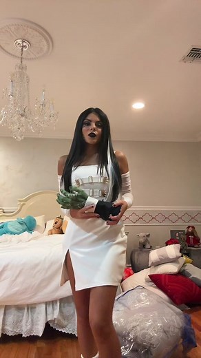 The Bride of Frankenstein💚🤍🖤#halloween #costumeideas #halloweencostumeideas #halloweenlook #couplehalloween #couplehalloweencostumes #spookyseason #fall #thebrideoffrankenstein #frankenstein #brideoffrankensteinhair #brideoffrankensteincosplay #brideoffrankensteinmakeup