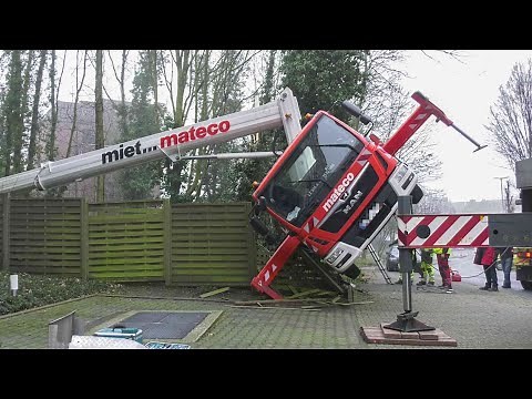 14.01.2022 - LKW-Arbeitsbühne kippt mitsamt Arbeiter um