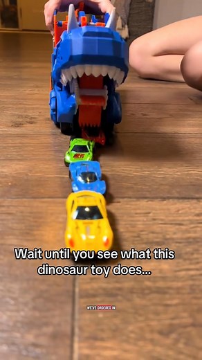 🦖 Dinosaur Transport Truck Toy Cars Dinosaurs = Double the Fun! 🚚✨ This 2-in-1 dino truck “eats” mini cars through its giant mouth and stores up to 12 die-cast vehicles inside — transforming playtime into a roaring adventure! Safe, durable, and packed with imagination — the perfect gift for boys aged 3–6 who love cars and dinosaurs. 🦕🔥 | Tasutterr