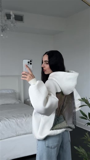 ТРЕНДОВИЙ ОДЯГ/АКСЕСУАРИ/™WARRMI🤍 on Instagram: "Нарешті ми це зробили і додали ці худі в бюджетнішому варіанті,але з турецької тканини🔥 Худі Код 278/1 Тканина: трьохнитка пʼєньє Туреччина на флісі + Рібана + сітка Розмір: 42-46 оверсайз Кольори: чорний, молочний Ціна 1200 грн 🔥 Стильний худі оверсайз, за який розривають повідомленнями! З акцентною спинкою з сітки в камінні. Дуже якісна та тепла тканина, приємна до тіла. Має кишеню кенгуру попереду."