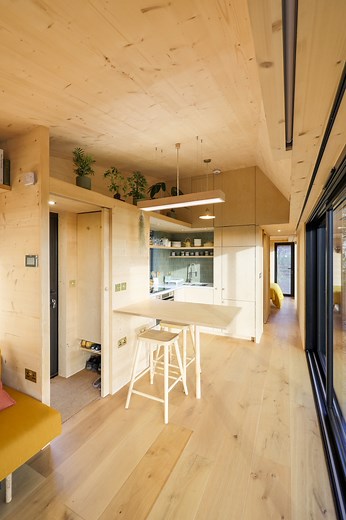 Kim and Del have created pure magic with their stunning modern tiny home in the Scottish highlands. 🏴󠁧󠁢󠁳󠁣󠁴󠁿 #tinyhouse #tinyhome #hometour #modernhome #livingbiginatinyhouse | Living Big In A Tiny House