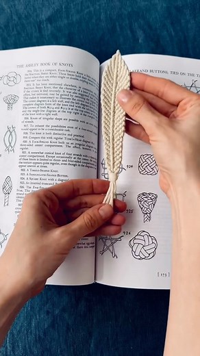 SASHA MACRAMESSAGE on Instagram: "DIY MACRAME BOOKMARK 📖 FEATHER 🪶 Full tutorial 👇🏻 📍 YouTube Sasha MACRAMESSAGE (link in bio) . . . . . . . . __________________________________ #diy#youtube#book#macrame#macramewallhanging#usa#europe#booklover#macrameleaf#macramefeather#moderninteriors#moderndesign#designinterior#interior#home#feather#livingroomdecor#gift#macrameart#bohemiandecor#bookmarks#book#macramegift#macramebookmark#parcel#macramefeathers#ilovemyinterior#modernhome#bookmark#ashleybook