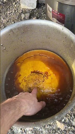 Melting down old beeswax frames to recover the beeswax from the honeycomb 🕯️