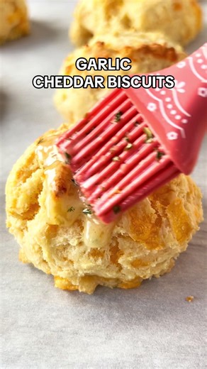 Step aside, Red Lobster! These easy garlic cheddar biscuits are soft, crumbly, and bursting with flavor. Ready to eat in less than 30 minutes, they’re simple to prepare and make the best addition to any dinner table – no reservation required.