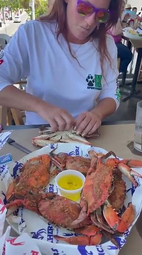 How to eat a Maryland blue crab 🦀