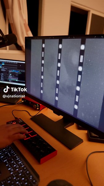 Mezclando visuales con Resolume Arena y el LPD8 de @Akai Professional - Si quieres aprender te dejo mi curso GRATIS en mi canal de YouTube: @vjnation_latam o bien encuentras en link en mi perfil. #resolumearena #cursogratis #conciertoenvivo #efectostrobe #vjs #LoopsGratis