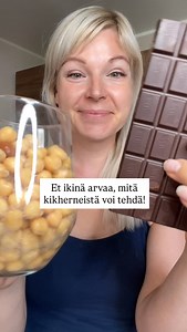 Maistuisko kikherneet suklaaherkussa? 🍫 Kikherneet ovat mahtava, kuitupitoinen kasviproteiini… …ja yllättäen, kun ne soseuttaa ja yhdistää tummaan suklaaseen, niistä syntyy uskomattoman pehmeä ja makea herkku, jonka kukaan ei arvaa olevan myös ravitseva. Kuulen vastalauseita: ”Eikö voi vain syödä tavallisia herkkuja?” Totta kai voi. En ajattele, että herkkujen pitäisi aina olla erityisen terveellisiä. Mutta joskus vaihtelu virkistää ja kun tarjolla on vaihtoehto, joka on sekä herkullinen että t