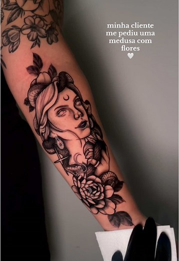 Tatuagem da Medusa com Flores - Ideias e Inspiração