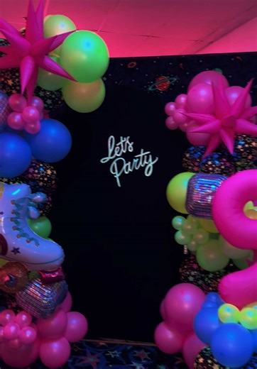 Neon lights, roller skates and ALL the balloons 🛼🩷✨ This glow birthday party setup was so much FUN 🤩 Neon balloon arch, disco ball centerpieces, holographic goodie bags and a cake that stole the show. This is what birthday magic looks like ✨🎉 Want a setup like this for your next birthday party? Link in bio 🔗 #glowparty #birthdaypartyideas #balloonarch #partydecor #partyhop