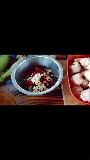 Chorizo en Bolitas con Plátano, Cebolla y Chile Dulce