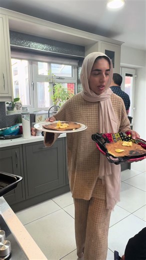 Besan (gram flour) chapati 🫓 Spices in my batter: \t•\tSalt \t•\tTurmeric \t•\tRed chilli powder \t•\tCumin powder \t•\tCoriander powder \t•\tGaram masala \t•\tFresh coriander, onion and tomatoe That’s it 💛 #pakistani #100k #mumlife #motivation #desibreakfast