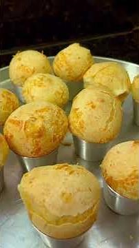 Pão de queijo de liquidificador rápido e delicioso! Bata, asse e aproveite essa delícia quentinha.