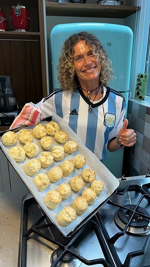 Maru Botana -pastelera ❤️🧁🎂apasionada on Instagram: "SCONS DE QUESO 750 gr de harina leudante Maru Botana 150 gr de manteca 10 gr de sal 400 gr de queso rallado Leche hasta unir Ideales para acompañar a nuestra selección hoy!! 🇦🇷💙🙌🏼"