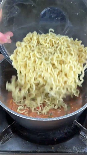 Creamy ramen noodles with barbecue sauce and eggs.