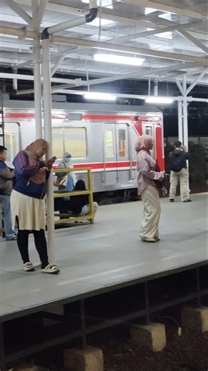 “Golden Hour Rails | Bekasi → Jakarta Short 🌇” #comuterline #train