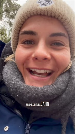 Hazel Brugger on Instagram: "Vielen Dank für 800.000 Views für mein komplett selbstproduziertes und -veröffentlichtes Stand-up-Programm #immernochwach 🩲🤌🏻 Now you can also watch it with English subtitles!"