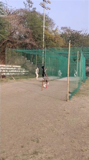 fast bowling runup kaisa laga hai comment main type kare 👍#viralshorts #youtubeshorts #cricketshorts