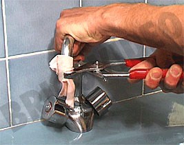 Comment dévisser un mousseur de robinet bloqué ?