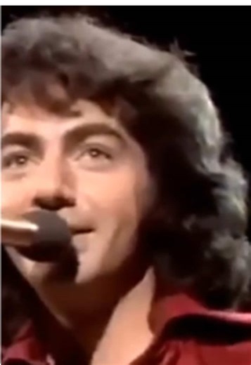 In 1971, an audience request took Neil Diamond all the way back. What would have been your song request? 💎