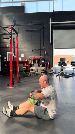 Banded row (sitting/standing