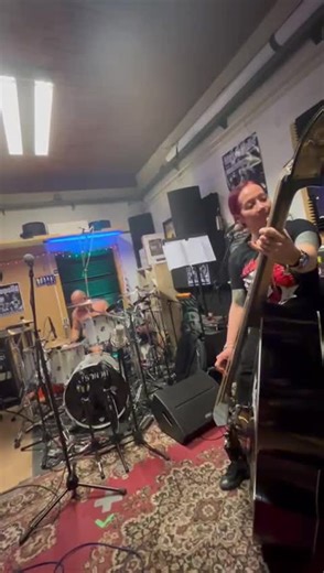 Just me and my favorite drummer 🥰 Jamming to that Mad sin evergreen 🤘🔥 No perfect..but lots of fun ❤️