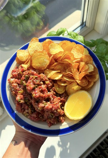 🥩 Tatar med hjemmelavede chips! ... Min favorit, hvis jeg kun måtte spise ét måltid resten af livet 🤝 Antal personer: 2-3. 👨🏼‍🍳 Fremgangsmåde: 1: Giv dit kød 10 min i fryseren og skær derefter i små tern med en skarp kniv. 2: Vend kødet sammen med æggeblomme, finthakket skalotteløg, kapers, cornichoner, dijon, worcestershire sauce, et par dråber Tabasco, revet citronskal, finthakket estragon, en smule olivenolie samt salt og friskkværnet peber. 3: Skær kartoflerne meget tyndt på et mandolin