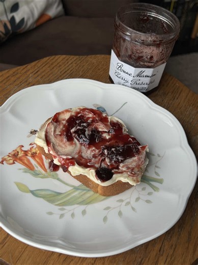 Cherries on toast sounds weird, but tastes incredible 🙌🏼🍒 I grew up drinking cherry syrup in my sprite, otherwise known as a Shirley Temple. So putting them on my toast sounded strange, at first, but I’ve grown to love it. I might just be obsessed with cherries in general 👀 • #cherrypreserves #toast #honeybutter #simplebreakfast #easybreakfast