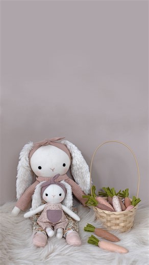 Looking for a fun and easy Easter sewing project? 🐰🥕 These adorable fabric carrots are quick, simple to make, and addictive! They’re perfect for Easter decorations or as accessories for your handmade bunny dolls 🩷 The pattern includes three different sizes of carrots, so you can mix and match to create the perfect set. They’re easy enough to sew with children, making them a lovely Easter activity to do together. You could make lots of them to string up as an Easter garland 🌿🥕 The pattern is