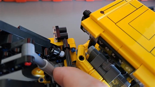 🚜⚡ One of the best small loaders made of bricks – now fully motorized! The LEGO® Technic 42209 Volvo L120H Electric Front Wheel Loader already comes with four great functions and loads of playability. We’ve taken it to the next level by motorizing it with BuWizz 2.0, turning it into a compact but powerful RC machine. What’s new? 🔧 All-wheel drive with differentials 🔧 Motorized steering with clutch protection 🔧 Bucket lift with dual actuators 🔧 Smooth shovel tilting All while keeping the cle