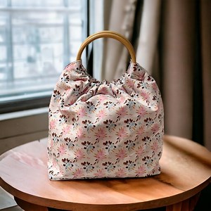 10K views · 623 reactions | Facile borsa con manici in legno, con un meraviglioso tessuto doppiato in Twill . ▪️ il materiale utilizzato in questo video lo si può acquistare da www.maria-artesa.com e Atelier Emanuelle ▪️ Per ordini di acquisto direttamente dal Portogallo www.maria-artesa.com con spedizione in tutta Europa!! #faidate #cucire #borsadonna #bag #sinteticobrasiliano | KIKA Tutorial Creativi | Facebook