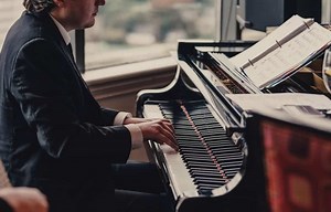 How to play F minor chord? | Skoove