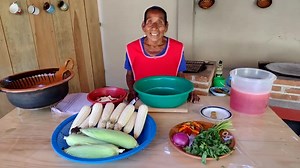 411K views · 10K reactions | Buenas tardes ahora doña Lupita preparó una sabrosa sopa de elote con patitas de pollo y mollejas, esas piezas del pollo le dan un riquísimo sabor. Les gustan las patitas de pollo | Cruz Agua Fría | Facebook