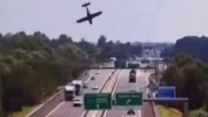 Un petit avion s'écrase en Italie au milieu de l'autoroute