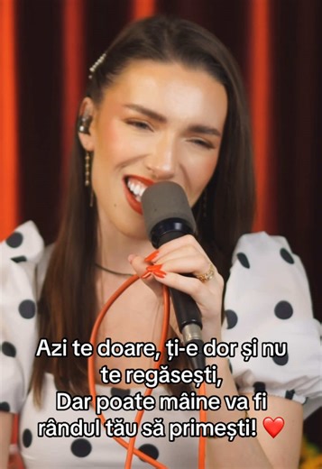 Emoțiile noastre se desfășoară ca niște valuri, uneori furioase și tumultoase, alteori blânde și liniștitoare. Într-o zi, ne putem simți copleșiți de tristețe, ca un ocean agitat, iar în următoarea, bucuria ne îmbrățișează ca o briză caldă pe plajă. Fiecare val aduce cu sine o lecție, o oportunitate de a ne înțelege mai bine pe noi înșine și pe cei din jur. Acceptarea acestui dans al emoțiilor ne învață că, deși uneori ne simțim pierduți în furtuna interioară, există întotdeauna promisiunea calm