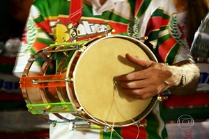 Cuíca, instrumento tradicional do carnaval, ganha destaque no desfile da X-9 Paulistana