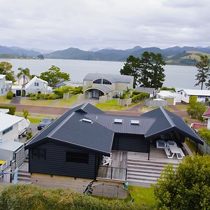 This coastal sanctuary features Marley Stratus Design Series Typhoon spouting with matching RP80 downpipes in black to blend seamlessly with the traditional gabled roof. Pauanui Escape | Marley New Zealand Click on the video below to see the style of the house, or enquire directly. https://archipro.co.nz/project/pauanui-escape-marley?utm_source=facebook&utm_medium=social&utm_content=1&utm_campaign=clientad_989 | ArchiPro
