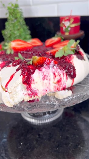 Tálita Kobs | Cozinhando com Tálita on Instagram: "A sobremesa do seu Natal 🌲 Para o merengue * 4 claras * 1 xícara e 1/4 de açúcar * Suco de um limão Tahiti Para a geleia * 300g de frutas vermelhas * 1/2 xícara de açúcar * Suco de meio limão Thai Para o Creme * 300g de cream cheese * 1/2 xícara de creme de leite * 1/2 xícara de açúcar Modo de Preparo Para o Merengue: 1. Bata as claras na batedeira até dobrar de volume. 2. Adicione o açúcar aos poucos, enquanto continua batendo, e depois acresc