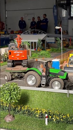 Modell-Baustelle: Deutz-Fahr Agrotron X720 Traktor mit Hitachi Bagger auf Anhänger